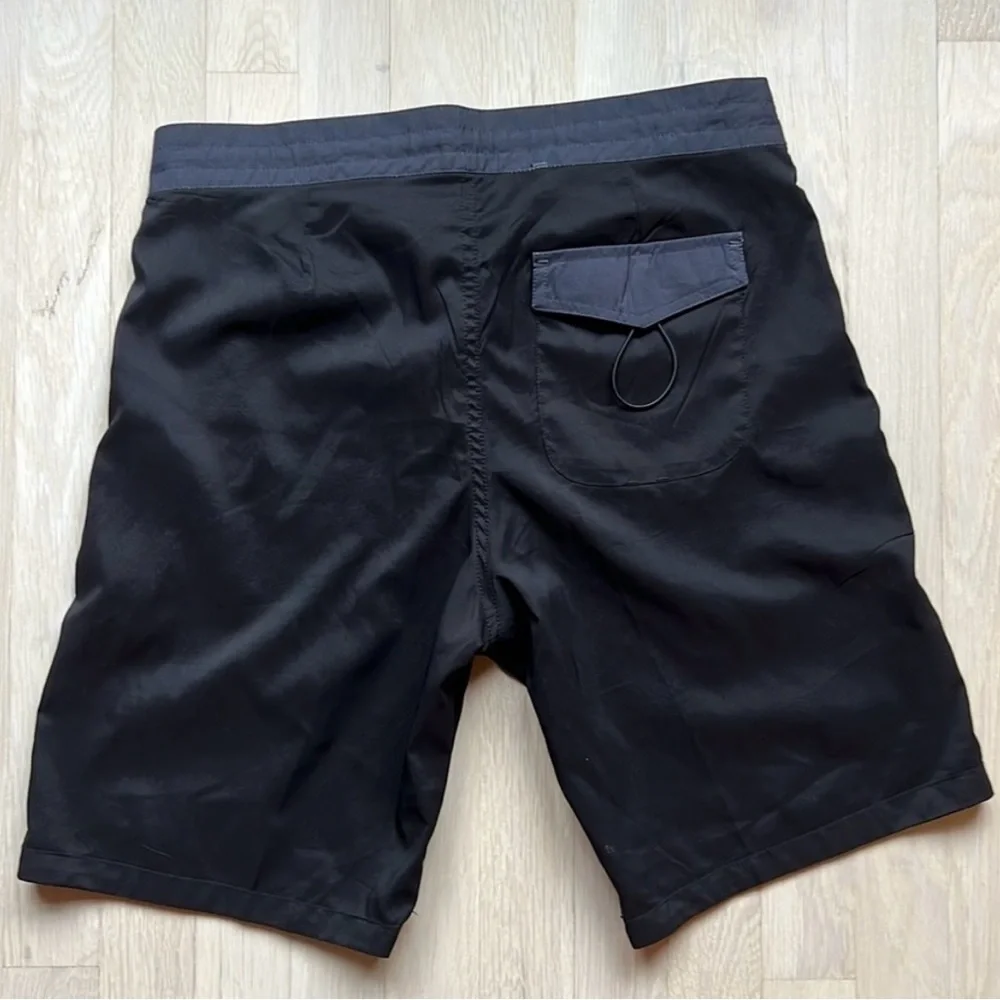 Dark Seas Black Board Shorts Swim Trunks Men's Size 28